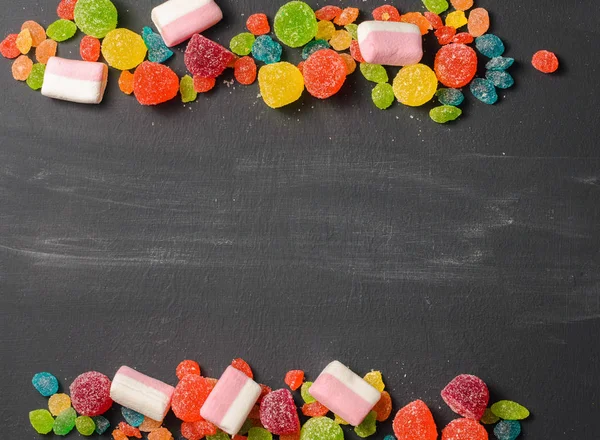 Яркие цветные конфеты — стоковое фото