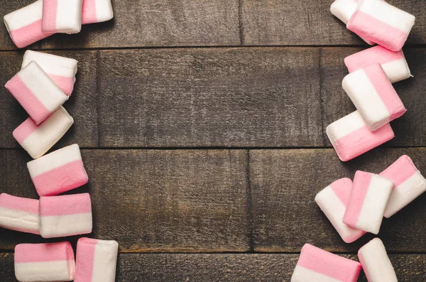 Karanlık bir arka plan üzerinde pembe şekerleme