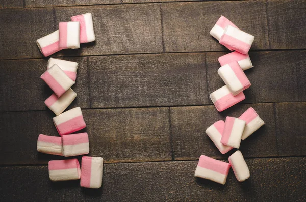 Karanlık bir arka plan üzerinde pembe şekerleme