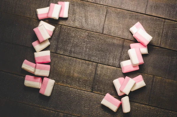 Karanlık bir arka plan üzerinde pembe şekerleme