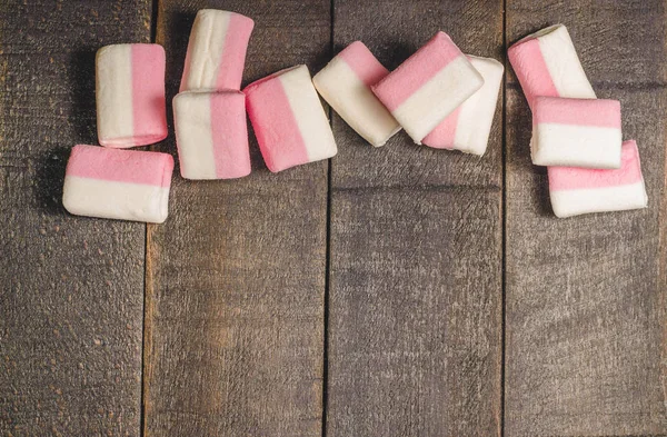 Karanlık bir arka plan üzerinde pembe şekerleme