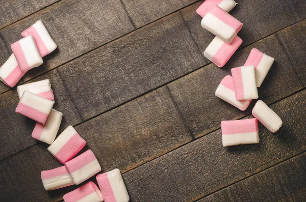 Karanlık bir arka plan üzerinde pembe şekerleme