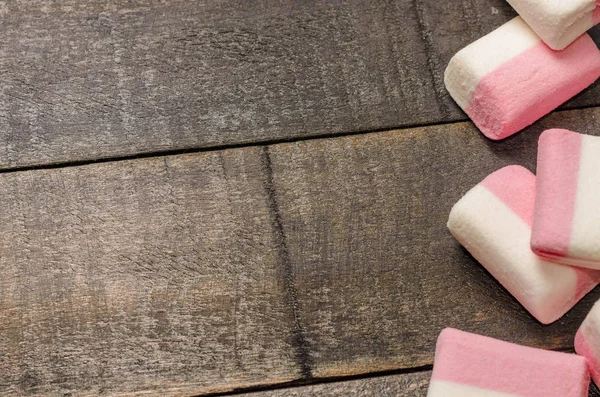 Karanlık bir arka plan üzerinde pembe şekerleme