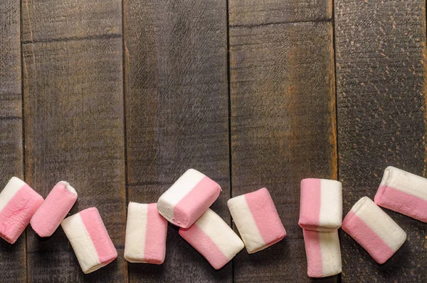 Karanlık bir arka plan üzerinde pembe şekerleme