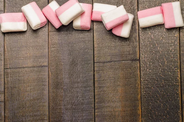 Karanlık bir arka plan üzerinde pembe şekerleme