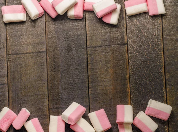 Karanlık bir arka plan üzerinde pembe şekerleme