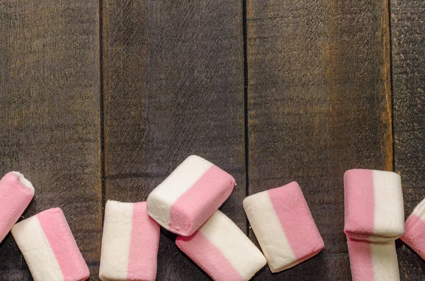 Karanlık bir arka plan üzerinde pembe şekerleme