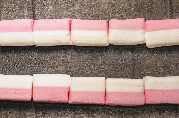 Karanlık bir arka plan üzerinde pembe şekerleme