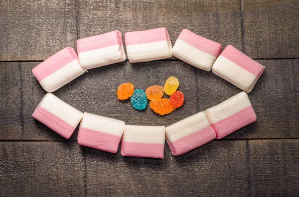 Karanlık bir arka plan üzerinde pembe şekerleme 