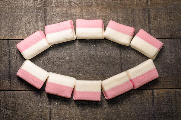 Karanlık bir arka plan üzerinde pembe şekerleme 