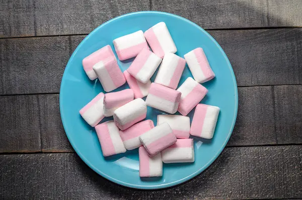 Karanlık bir arka plan üzerinde pembe şekerleme