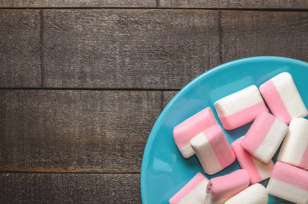 Karanlık bir arka plan üzerinde pembe şekerleme