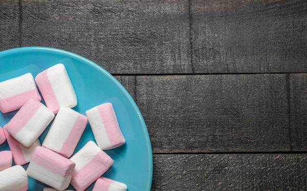 Karanlık bir arka plan üzerinde pembe şekerleme