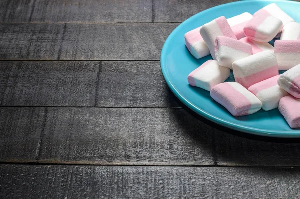 Karanlık bir arka plan üzerinde pembe şekerleme