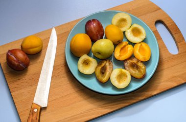 Yaz meyve: elma, armut, kayısı, Erik üzerinde