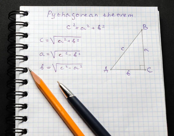 Página com fórmulas e o teorema de Pitágoras de perto — Fotografia de Stock