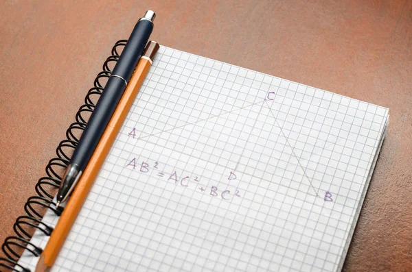 Pagina met formules en de stelling van Pythagoras met pen — Stockfoto