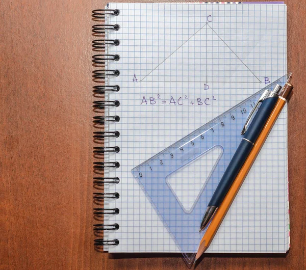 Pagina met formules en de stelling van Pythagoras met pen — Stockfoto