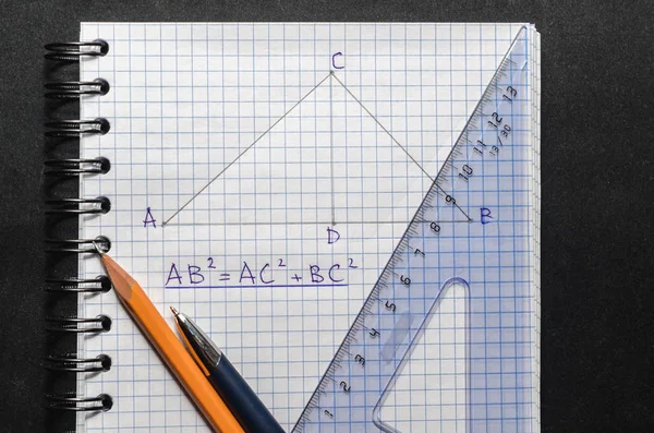 Strona z formułami i twierdzenie Pitagorasa z piórem — Zdjęcie stockowe