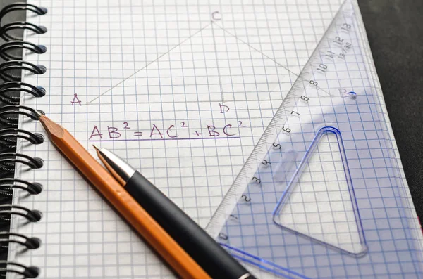 Pagina met formules en de stelling van Pythagoras met pen — Stockfoto