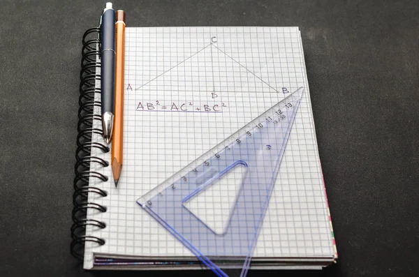 Página com fórmulas e o teorema de Pitágoras com caneta — Fotografia de Stock