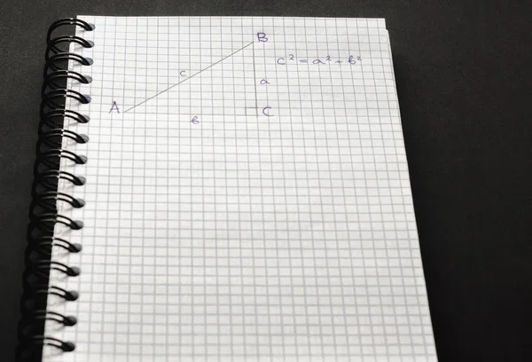 Страница с формулами и теоремой Пифагора вблизи — стоковое фото