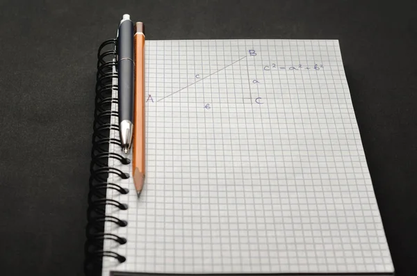 数式とペンでピタゴラスの定理のページ — ストック写真