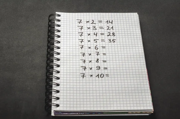 Tabla de multiplicación en cuaderno escolar —  Fotos de Stock