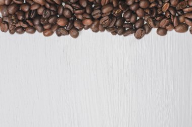 Çerçeve metin, beyaz arka plan en iyi görünüm için boş alan ile kahve çekirdekleri