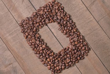 Kahve çekirdekleri ile metin, en iyi görünüm için boş alanı çerçevesinde