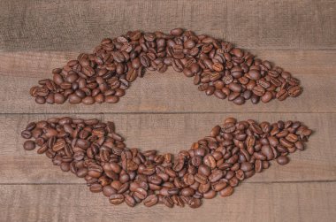 Kahve çekirdekleri ile metin, en iyi görünüm için boş alanı çerçevesinde