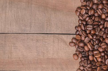 Kahve çekirdekleri ile metin üstten görünüm için boş alanı çerçevesinde