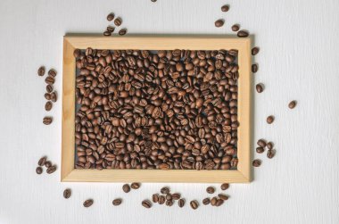 Kahve çekirdekleri ücretsiz, beyaz arka plan üstten görünüm üzerinde ahşap bir çerçeve içinde alanı Kopyala