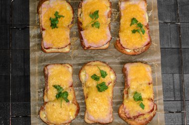 Et, peynir ve Yeşiller altı sandviçle görünümü top