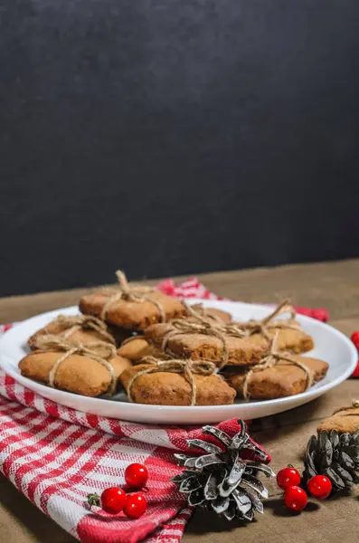 Galletas Leche Una Servilleta Roja Decoración Navidad Con Espacio Libre —  Fotos de Stock