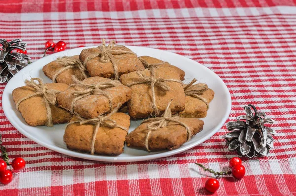 Galletas Decoración Navidad Una Servilleta Roja Vista Superior —  Fotos de Stock