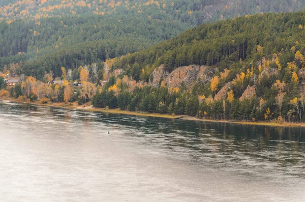 Sonbahar manzara, altın orman, nehir, bulutlu gün