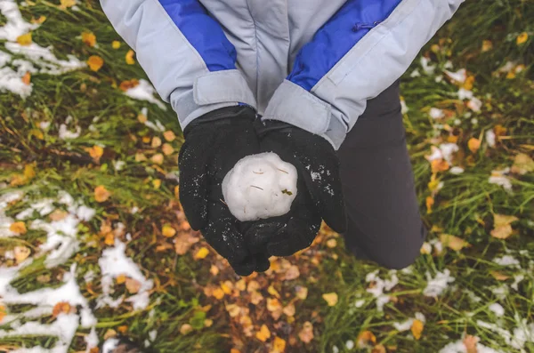 Ellerinde eldiven üstten görünüm ile kartopu