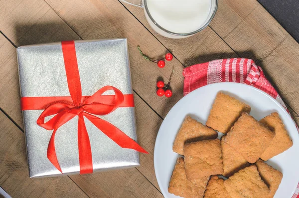 Galletas Leche Regalos Una Servilleta Roja Decoración Navidad —  Fotos de Stock