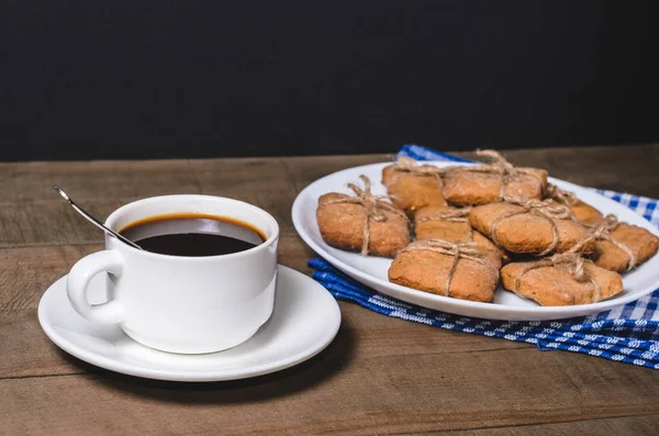Café Preto Uma Xícara Branca Guardanapo Azul Cookies Caseiros — Fotografia de Stock