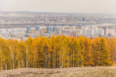 Rusya, Syberia bulutlu bir sonbahar gününde dağ manzarası