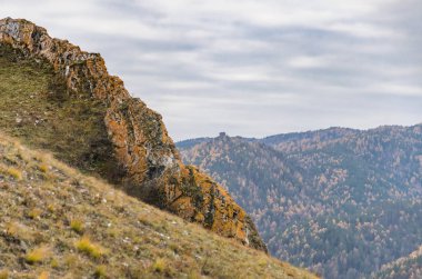 Rusya, Syberia bulutlu bir sonbahar gününde dağ manzarası
