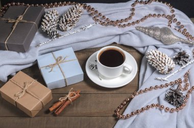 Sade kahve, tarçın ve Noel hediyeleri Noel süslemeleri ile görünümü top