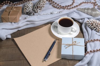 Bir fincan sade kahve ve hediyeler Noel dekor ve bir parça kağıt kalemle metin üstten görünüm için