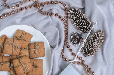 Bir bardak süt, tarçın ve Noel dekor içinde ev yapımı kurabiye.