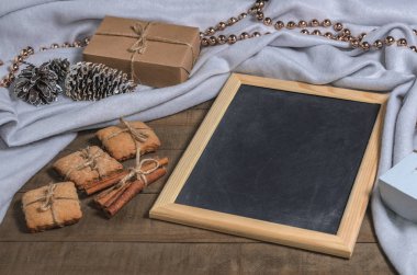 Bir fincan süt, tarçın, ev yapımı bisküvi ve mazisi Noel dekor içinde. 