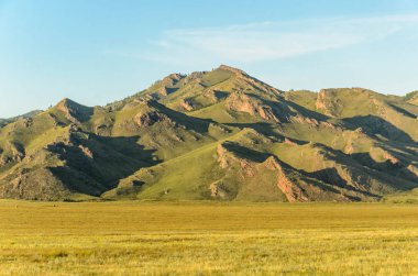 Güneşli yaz manzara, hills, orman, mavi gökyüzü.