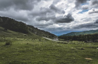 Kasvetli sonbahar dağ manzarası.
