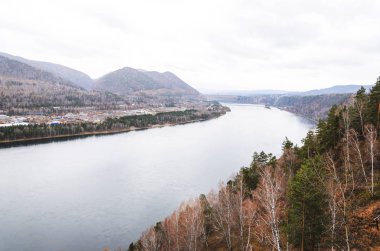 Sonbahar manzara, su ve orman ile Dağları görünümü.