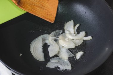 Soğan kesme tahtası ve kızartma tavası. Yakın çekim